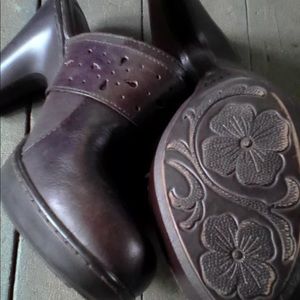 SZ 9 - BROWN BORN LEATHER CLOGS